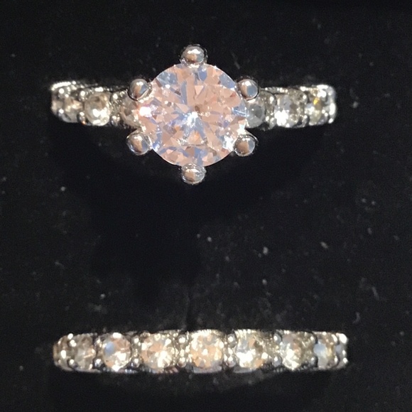 Beautiful silver tone cubic zirconia ring set in silver tone size 6 + box - Picture 10 of 13